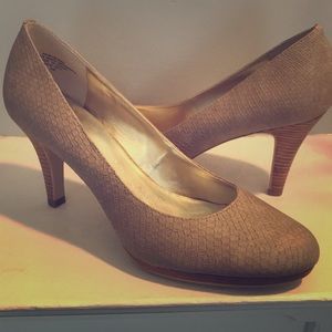 Anne Klein nude pumps in perfect condition